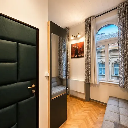 Lejlighed Elegant Metro ,tram At Your Door *